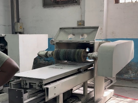 跨越語言障礙，攜手共贏未來——記印度客戶來訪工廠實(shí)地考察鋼管除銹拋光機(jī)